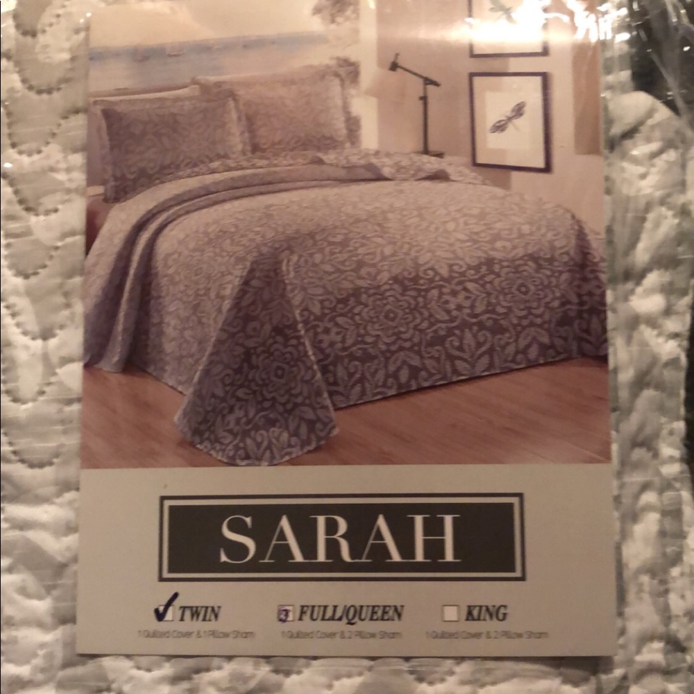 Twin bedspread with shams